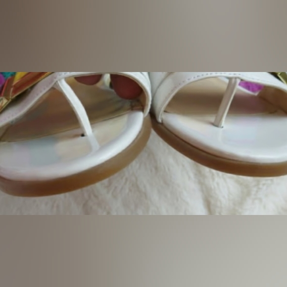 WHITE NINE WEST THONG SANDAL (SIZE 11) - Picture 4 of 5